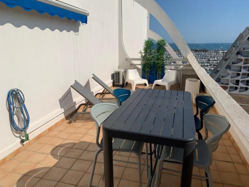 Studio climatisé avec grande terrasse et parking privé, proche plage et commerces - FR-1-716-60