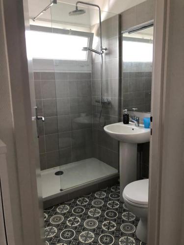 a bathroom with a shower and a toilet and a sink at Talence - Studio 25 m2 dans résidence avec parking privé à 10 mn de Bordeaux en Tram in Talence