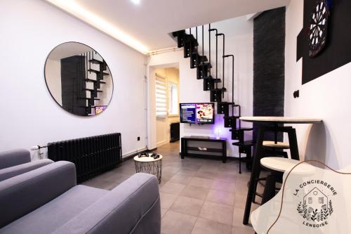 un salon avec un canapé, une table et un miroir dans l'établissement Appartements Zen- Hyper Centre, à Lens