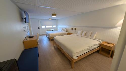 Postel nebo postele na pokoji v ubytování Maple Leaf Inn Lake Placid