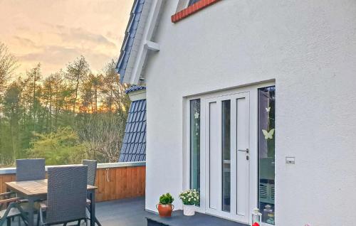 プラウ・アム・ゼーにあるFerienwohnung Plau Am Seeのバルコニーにテーブルと椅子が置かれたパティオ