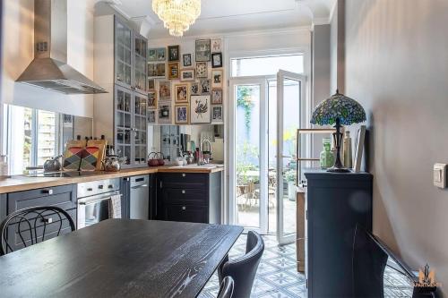 une cuisine avec une table et une salle à manger dans l'établissement Montmartre with private courtyard, à Paris
