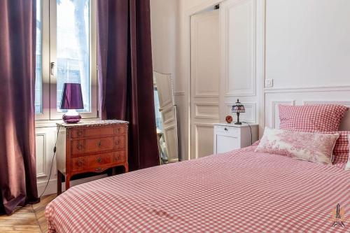 - une chambre dotée d'un lit avec une couverture rouge et blanche dans l'établissement Montmartre with private courtyard, à Paris