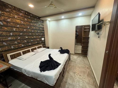 Ένα ή περισσότερα κρεβάτια σε δωμάτιο στο Hotel Shreeji Residency