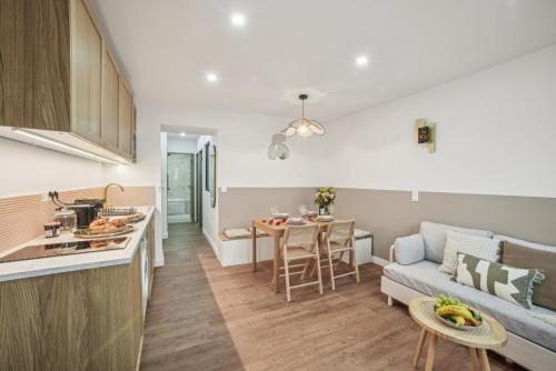 une cuisine et un salon avec un canapé et une table dans l'établissement Lavie Maison Hot Tub and AC, à Nice