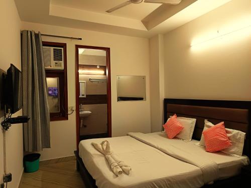 Un televizor și/sau centru de divertisment la Sapphire Home Stay Near Nizamuddin Railway Station