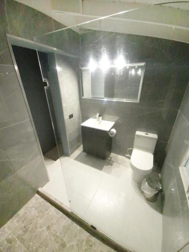 Luxury Villa at Poblado 6 BDRM Epic Manorにあるバスルーム