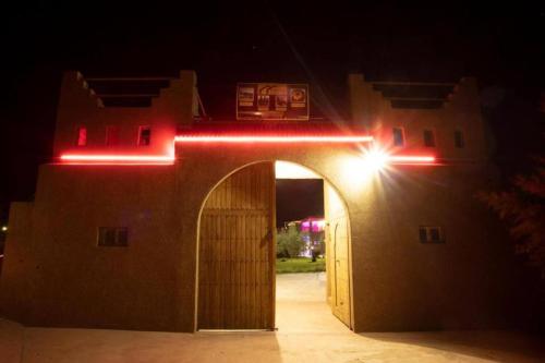 a building with a door with a light on it at Villa Familiale De 5 Chambres Avec Piscine in Tillouna