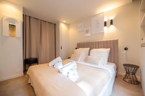 deux lits dans une chambre d'hôtel avec des oreillers blancs dans l'établissement Elegant apartment - 2BR - 6P - Notre Dame Cathedral, à Paris