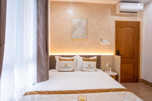 Una cama o camas en una habitación de Sunshine Homestay Bạc Liêu