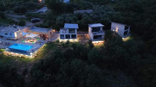 an aerial view of a house with a swimming pool at Solana's View - Ferienhäuser in ruhiger Lage, mit einer einzigartigen Aussicht, Infinity Pool, Free Parking und Wlan in Ulcinj