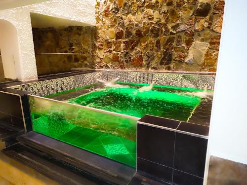メデジンにあるLuxury Villa at Poblado 6 BDRM Epic Manorのギャラリーの写真