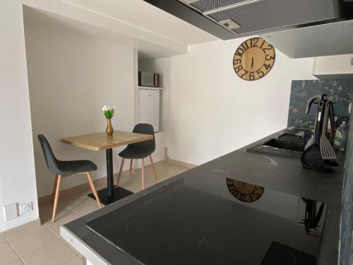 une cuisine avec une table et un comptoir dans l'établissement Appartement T2 entier, à Corps-Nuds