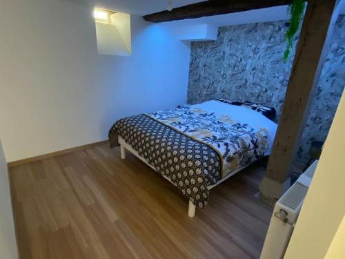 - une chambre avec un lit bleu clair dans l'établissement Appartement T2 entier, à Corps-Nuds