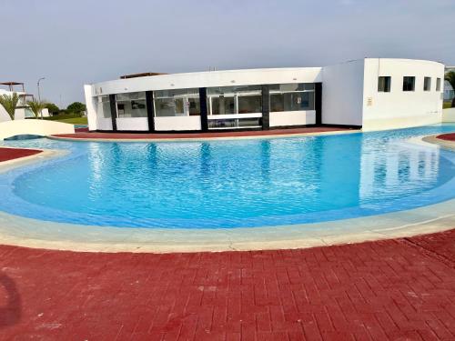 Kolam renang di atau dekat dengan Suite 1ra Fila Vista Bahía Paracas - Sotavento 601 T3