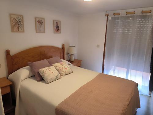 łóżko z dwiema poduszkami w sypialni w obiekcie Apartamento en sanxenxo duplex w mieście Sanxenxo