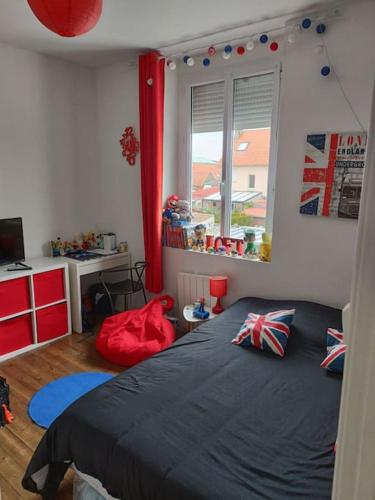 une chambre avec un grand lit et une fenêtre dans l'établissement Maison de Vacances, à Berck-sur-Mer