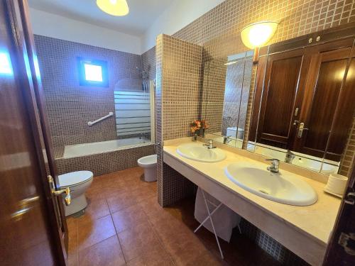 Casa Georgiana, central Playa Blanca, private heated pool