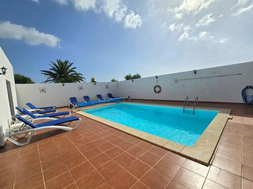 Casa Georgiana, central Playa Blanca, private heated pool