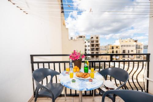Μπαλκόνι ή βεράντα στο Seashells Apartments with terrace, just off the seafront in Bugibba - by Getawaysmalta