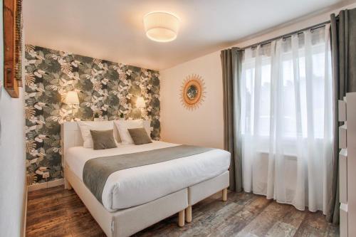 een slaapkamer met een bed en een groot raam bij Les Bicoques à la mer - "Un air de Bicoque" in Dives-sur-Mer