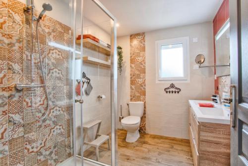 een badkamer met een douche, een toilet en een wastafel bij Les Bicoques à la mer - "Un air de Bicoque" in Dives-sur-Mer