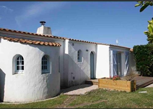 a white house with a pathway leading up to it at Maison située à 150m de la plage de la Madeleine in Noirmoutier-en-l'lle