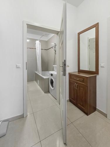 Two-Bedroom Balcony Retreat for 4 Near Millennium Tower
