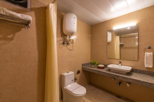 Ein Badezimmer in der Unterkunft The 14 Gables, A Boutique Stay - Pet Friendly Hotel - Mountain View