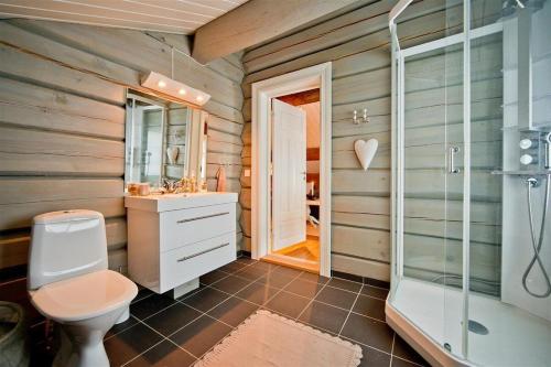 a bathroom with a toilet and a sink and a shower at Large family cabin in Hafjell ski in-out, BBQ, terrace and fireplace in Hafjell