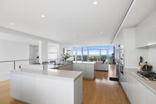 Dapur atau dapur kecil di Beachfront Haven Magenta