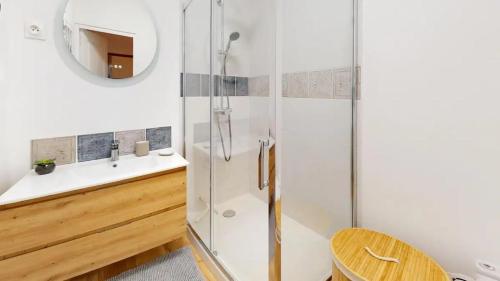 une salle de bain avec douche et lavabo dans l'établissement Le Masséna - Lyon 6ème - Proche Parc Tête d'Or, à Lyon