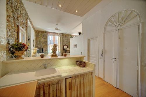 une grande cuisine avec un évier et un miroir dans l'établissement A2B159 - APPARTEMENT ATYPIQUE au SUQUET AVEC 2 CHAMBRES!!, à Cannes
