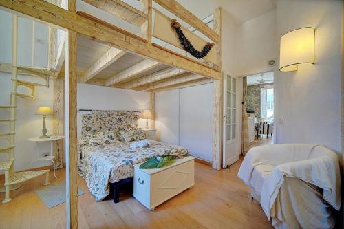 une chambre avec un grand lit dans une pièce dans l'établissement A2B159 - APPARTEMENT ATYPIQUE au SUQUET AVEC 2 CHAMBRES!!, à Cannes