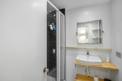 サン・バルトロメにあるApartamento Yumbo Playa Del Inglesの洗面台とシャワー付きのバスルーム