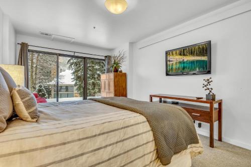 Ένα ή περισσότερα κρεβάτια σε δωμάτιο στο Stonebridge at Deer Valley #1145