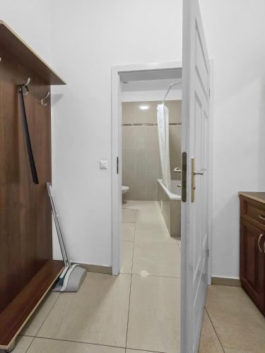Two-Bedroom Balcony Retreat for 4 Near Millennium Tower