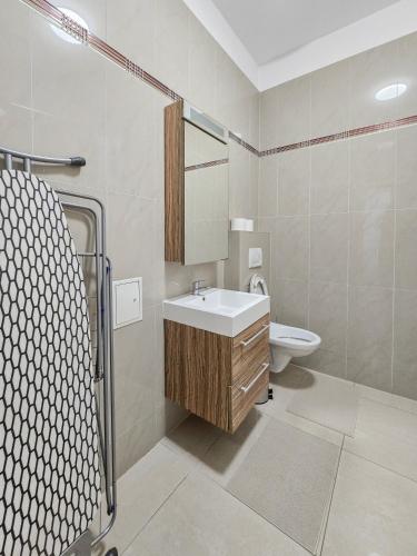Two-Bedroom Balcony Retreat for 4 Near Millennium Tower