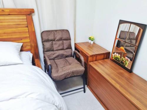 a bedroom with a chair and a desk and a bed at Seoul, 3 rooms, Gimpo Airport, free parking, 1 PM check-out, super close to the station, 10 people, warm accommodation, 4 beds, Hongdae, Jongno, Myeongdong in Seoul
