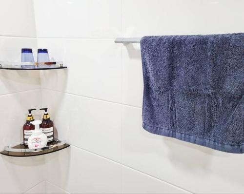 a bathroom with a towel and a blue towel at Seoul, 3 rooms, Gimpo Airport, free parking, 1 PM check-out, super close to the station, 10 people, warm accommodation, 4 beds, Hongdae, Jongno, Myeongdong in Seoul