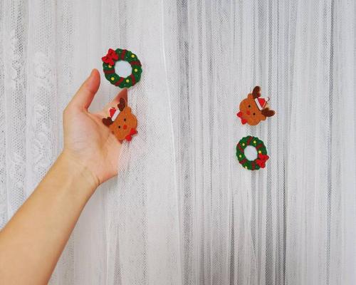 a hand holding up a group of donuts on a curtain at Seoul, 3 rooms, Gimpo Airport, free parking, 1 PM check-out, super close to the station, 10 people, warm accommodation, 4 beds, Hongdae, Jongno, Myeongdong in Seoul