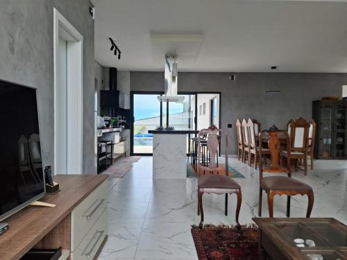 Μια τηλεόραση ή/και κέντρο ψυχαγωγίας στο Casa Condomínio Ninho Verde II