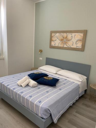 a bed in a bedroom with two towels on it at La Presentosa Bed&Breakfast in Ortona