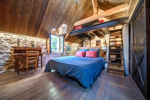 a bedroom with a bed and a wooden ceiling at Le Champ d'Avoine - Saint-Malo - St Servan in Saint Malo