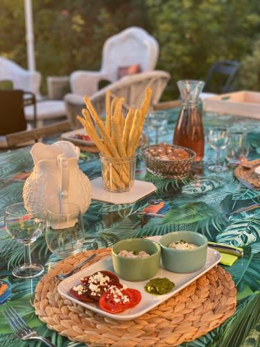 une table avec des assiettes de nourriture sur une table dans l'établissement La Maison de l'Andelot, à Monteignet-sur-lʼAndelot