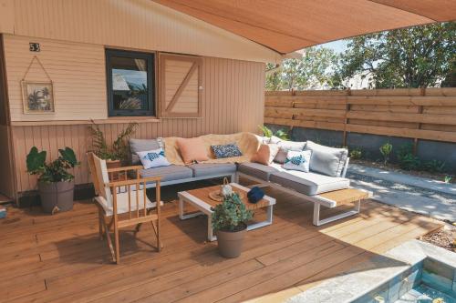 サン・ピエールにあるTulsi House - Maison 4 voyageursのソファとテーブル付きのパティオ