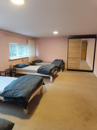 Una cama o camas en una habitación de Azimut