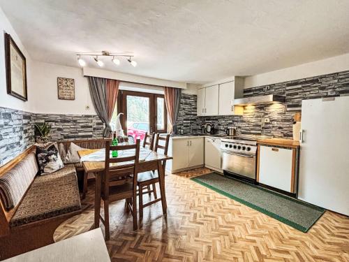 Kuchyňa alebo kuchynka v ubytovaní Holiday Home Willi by Interhome