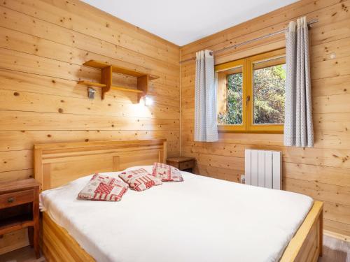 une chambre avec un lit dans une cabane en rondins dans l'établissement Apartment Le Petit Savoyard-5 by Interhome, à Châtel