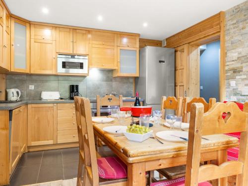 une cuisine et une salle à manger avec une table en bois dans l'établissement Apartment Le Petit Savoyard-5 by Interhome, à Châtel
